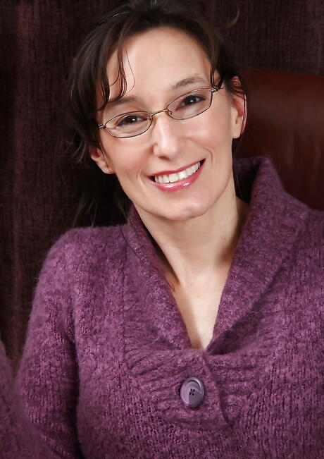 Very attractive american milf Shelly Jones in skirt exposes her butt and bald pussy 